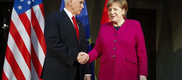 Ángela Merkel, canciller de Alemania, recibe a Mike Pence, vicepresidente de EEUU, en la COnferencia de Seguridad de Múnich (Alemania) el 16 de febrero de 2019 Ángela Merkel, canciller de Alemania, recibe a Mike Pence, vicepresidente de EEUU, en la COnferencia de Seguridad de Múnich (Alemania) el 16 de febrero de 2019 - Sputnik Mundo