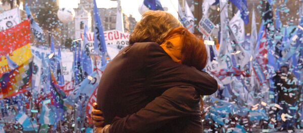 Los expresidentes de Argentina Néstor Kirchner y Cristina Fernández abrazados en un acto - Sputnik Mundo