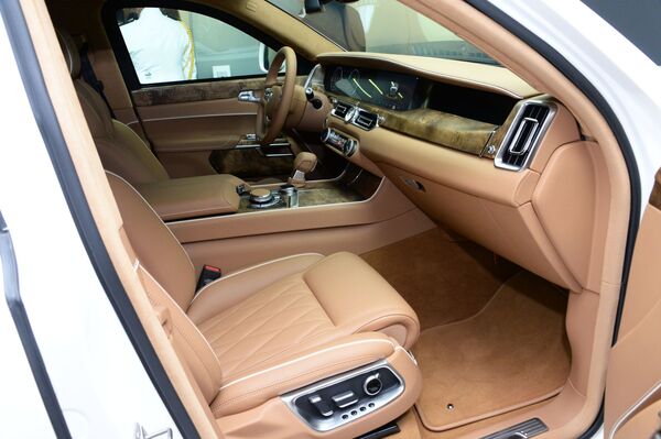 Made in Russia: la limusina de lujo Aurus 'sale de la sombra' en Abu Dabi Made in Russia: la limusina de lujo Aurus 'sale de la sombra' en Abu Dabi - Sputnik Mundo