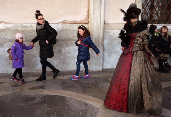 Carnaval de Venecia: desfile de barcos, festival de Marías y 'vuelo del ángel' - Sputnik Mundo