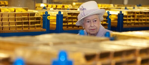 La reina Isabel de Inglaterra visita una bóveda de oro en el Banco de Inglaterra - Sputnik Mundo