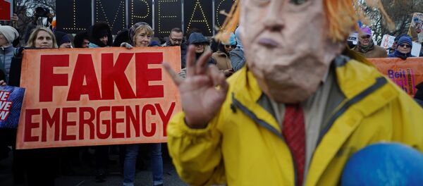 Protestas en Nueva York por el estado de emergencia convocado por el presidente Donald Trump en EEUU - Sputnik Mundo