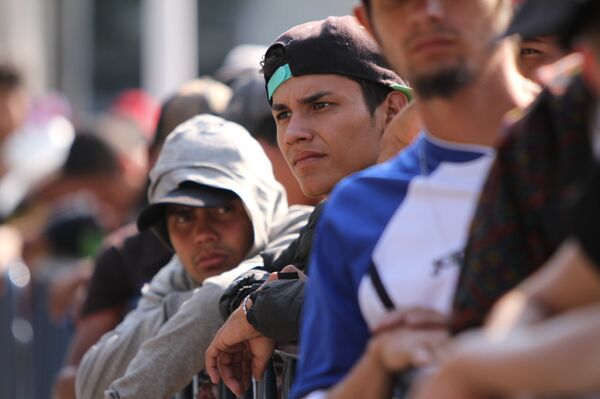 Grupo de migrantes espera largas horas en fila para acceder a un albergue en Ciudad de México - Sputnik Mundo