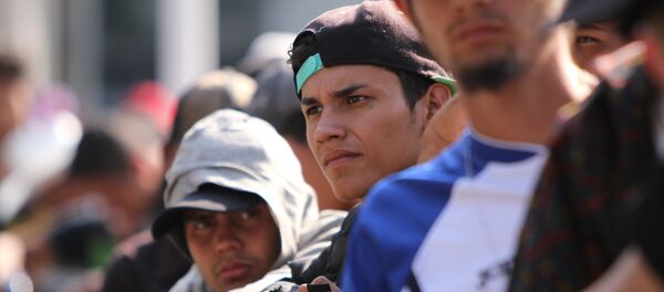Grupo de migrantes espera largas horas en fila para acceder a un albergue en Ciudad de México - Sputnik Mundo