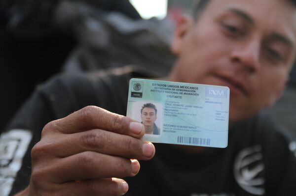 Migrante enseña el documento que obtuvo al entrar a México - Sputnik Mundo