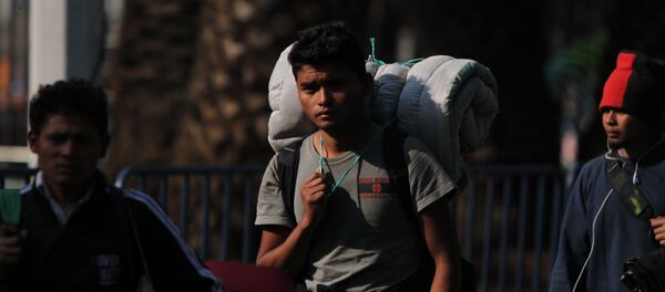 Migrante llega al albergue del estadio Palillo, en la Ciudad de México - Sputnik Mundo