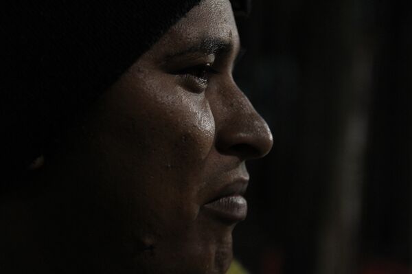 Miguel, de Honduras, pasa la noche fuera del albergue tras negársele la entrada al estadio Palillo, en la Ciudad de México - Sputnik Mundo