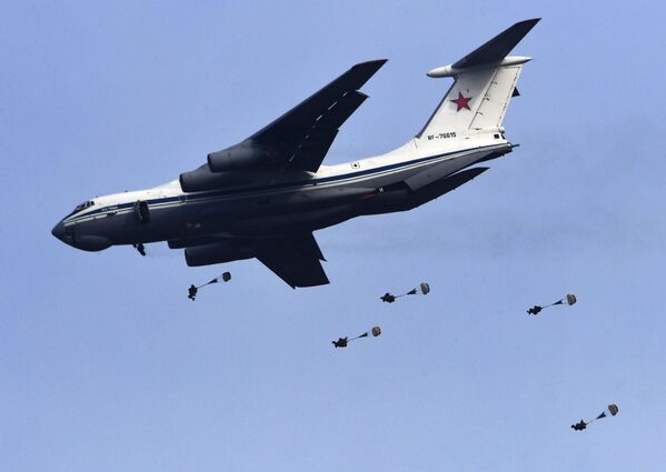 Paracaidistas rusos ponen a prueba sus pericias durante unos ejercicios tácticos - Sputnik Mundo