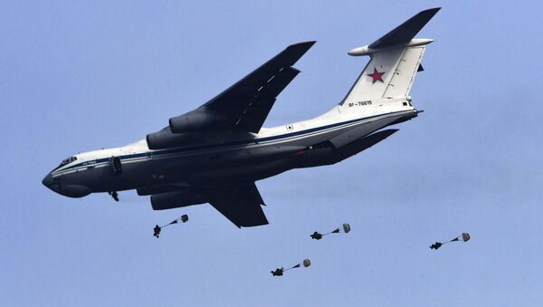 Paracaidistas rusos ponen a prueba sus pericias durante unos ejercicios tácticos - Sputnik Mundo