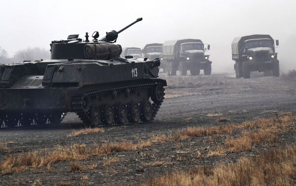 Paracaidistas rusos ponen a prueba sus pericias durante unos ejercicios tácticos - Sputnik Mundo