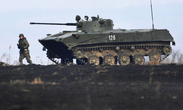 Paracaidistas rusos ponen a prueba sus pericias durante unos ejercicios tácticos - Sputnik Mundo