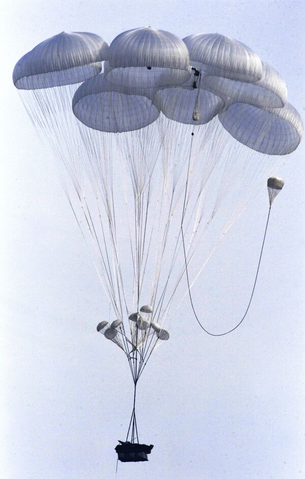 Paracaidistas rusos ponen a prueba sus pericias durante unos ejercicios tácticos - Sputnik Mundo