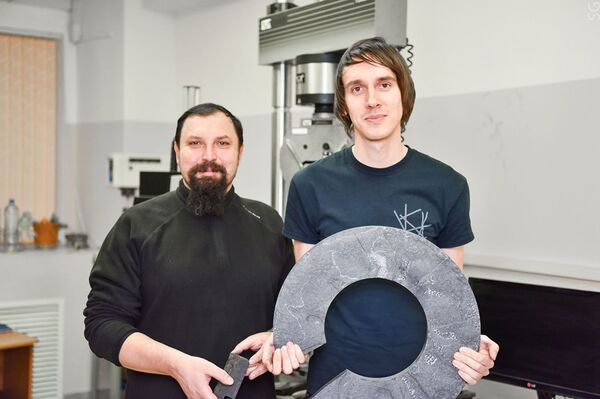 Los cientificos con un disco de freno de aviones - Sputnik Mundo