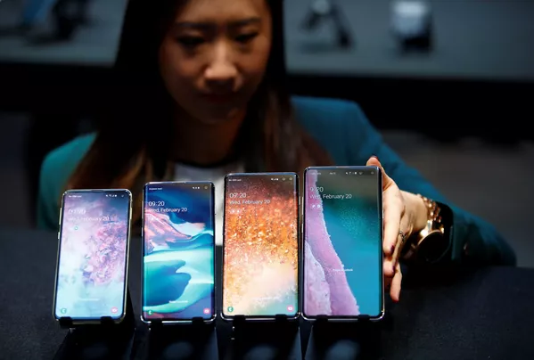 Samsung muestra al mundo su teléfono plegable Samsung muestra al mundo su teléfono plegable - Sputnik Mundo