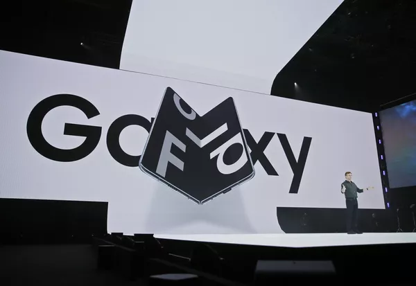 Samsung muestra al mundo su teléfono plegable Samsung muestra al mundo su teléfono plegable