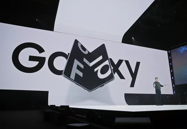 Samsung muestra al mundo su teléfono plegable Samsung muestra al mundo su teléfono plegable - Sputnik Mundo