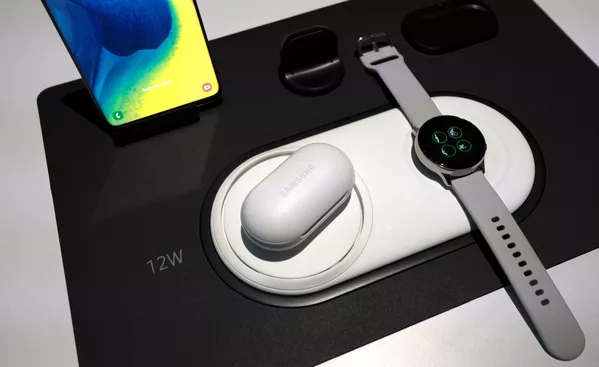 Samsung muestra al mundo su teléfono plegable Samsung muestra al mundo su teléfono plegable - Sputnik Mundo