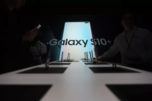 Samsung muestra al mundo su teléfono plegable Samsung muestra al mundo su teléfono plegable - Sputnik Mundo