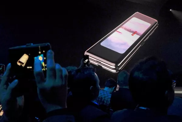 Samsung muestra al mundo su teléfono plegable Samsung muestra al mundo su teléfono plegable - Sputnik Mundo
