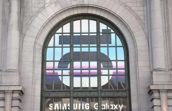 Samsung muestra al mundo su teléfono plegable Samsung muestra al mundo su teléfono plegable - Sputnik Mundo