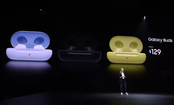 Samsung muestra al mundo su teléfono plegable Samsung muestra al mundo su teléfono plegable - Sputnik Mundo