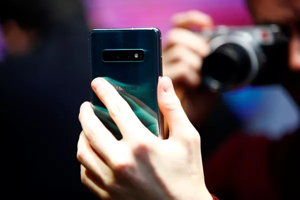 Samsung muestra al mundo su teléfono plegable Samsung muestra al mundo su teléfono plegable - Sputnik Mundo