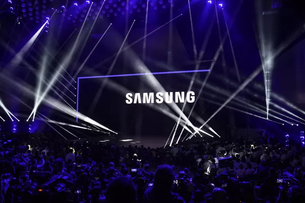 Samsung muestra al mundo su teléfono plegable Samsung muestra al mundo su teléfono plegable - Sputnik Mundo
