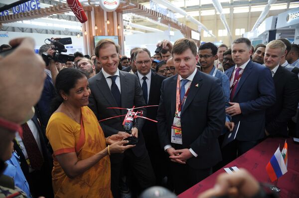 La ministra de Defensa de la India Nirmala Sitharaman  y Andréi Boguinski, director general de Helicópteros de Rusia - Sputnik Mundo