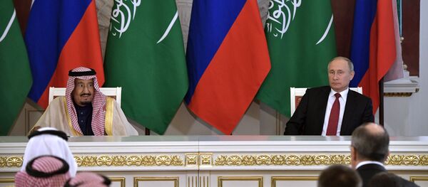 El rey de Arabia Saudí, Salmán bin Abdulaziz, y el presidente ruso, Vladímir Putin - Sputnik Mundo