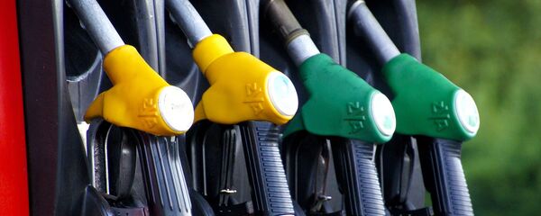 Pistolas de abastecimiento en una gasolinera Pistolas de abastecimiento en una gasolinera - Sputnik Mundo