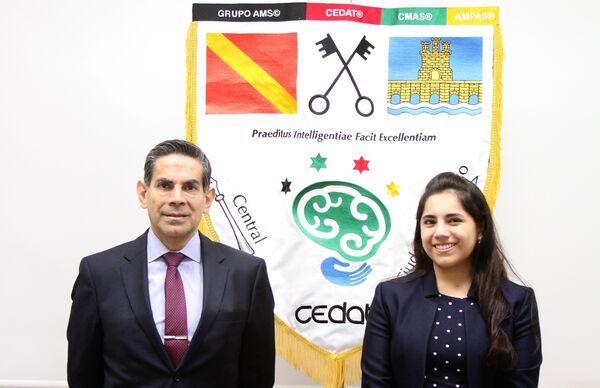 Dafne Almazán, la psicóloga más joven del mundo, admitida para una maestría en Harvard, en una foto junto a su padre Asdrúbal, fundador del Cedat - Sputnik Mundo