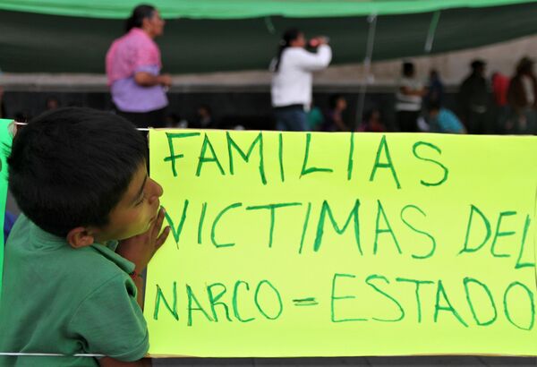 Ciudad de México. Niño desplazado por grupos paramilitares en el estado de Guerrero, permanece en plantón frente al Palacio Nacional. - Sputnik Mundo