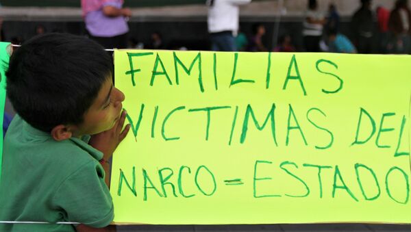 Ciudad de México. Niño desplazado por grupos paramilitares en el estado de Guerrero, permanece en plantón frente al Palacio Nacional. - Sputnik Mundo