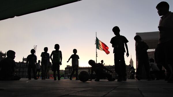 Ciudad de México. Niños desplazados por grupos paramilitares en el estado de Guerrero, permanecen en un plantón frente el Palacio Nacional. - Sputnik Mundo