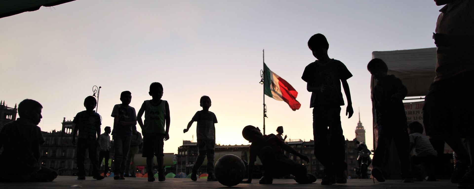 Ciudad de México. Niños desplazados por grupos paramilitares en el estado de Guerrero, permanecen en un plantón frente el Palacio Nacional. - Sputnik Mundo, 1920, 03.03.2021