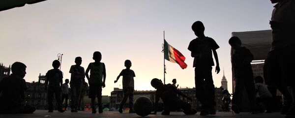 Ciudad de México. Niños desplazados por grupos paramilitares en el estado de Guerrero, permanecen en un plantón frente el Palacio Nacional. - Sputnik Mundo