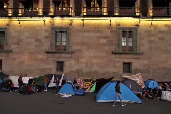 Ciudad de México. Plantón de comunidades indígenas desplazadas del estado de Guerrero exigen que se saque a los hombres armados de sus comunidades. - Sputnik Mundo