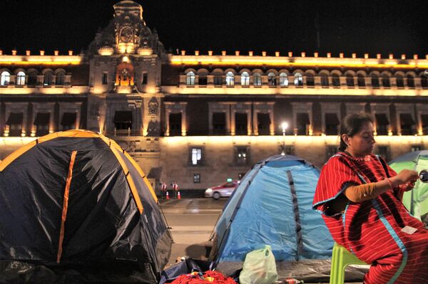 Ciudad de México. Rosalía trabaja mientras permanece en un plantón para exigir el cese a la persecución policial contra los artesanos indígenas en la capital. - Sputnik Mundo