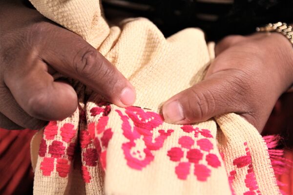 Ciudad de México. Piezas fabricadas por mujeres triqui en la capital, que exigen un lugar para trabajar tranquilas en el centro histórico. - Sputnik Mundo