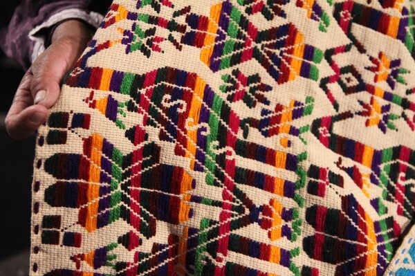 Ciudad de México. Piezas fabricadas por mujeres triqui en la capital, que exigen un lugar para trabajar tranquilas en el centro histórico. - Sputnik Mundo