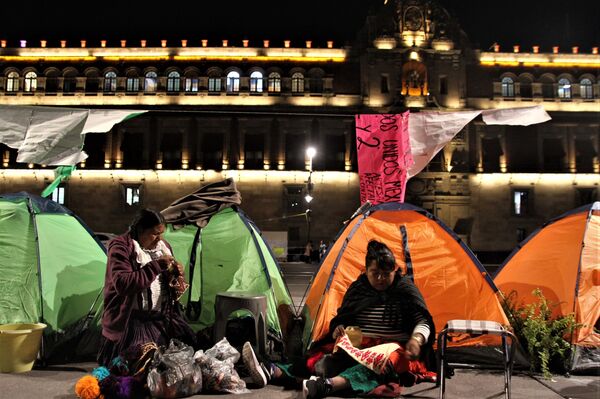 Ciudad de México. Dos artesanas triqui trabajan en un plantón exigiendo un lugar para trabajar en el centro histórico de la capital sin acoso policial.  - Sputnik Mundo
