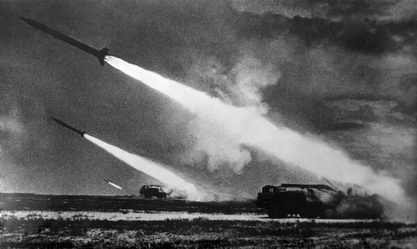 Ejercicios militares: la URSS vs Rusia - Sputnik Mundo