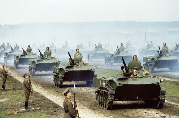 Ejercicios militares: la URSS vs Rusia - Sputnik Mundo