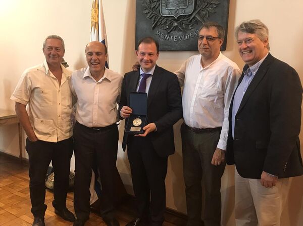 Sergey Brilev junto al intendente de Montevideo Daniel Martínez (izq.). Sergey Brilev junto al intendente de Montevideo Daniel Martínez (izq.). - Sputnik Mundo