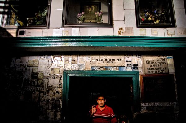 Culiacán Sinaloa. Hombre sale de la capilla de Jesús Malverde - Sputnik Mundo