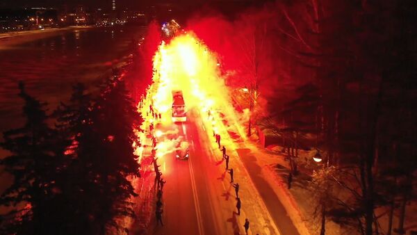 Los hinchas del Zenit sorprenden a los futbolistas con una ardiente bienvenida - Sputnik Mundo