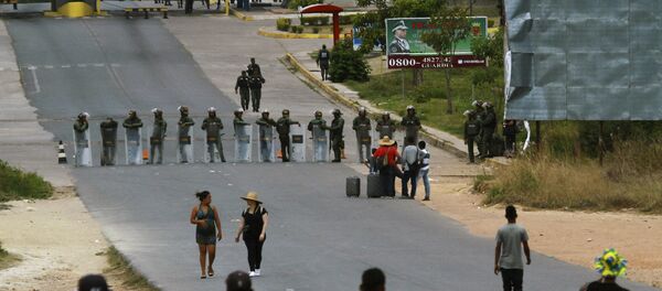 Militares bloquean la frontera entre Venezuela y Brasil en Pacaraima - Sputnik Mundo