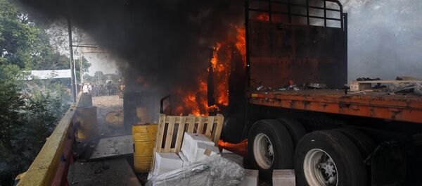 Un camion con ayuda humanitaria para Venezuela en llamas - Sputnik Mundo