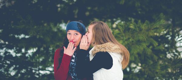 Una chica cuenta un secreto - Sputnik Mundo