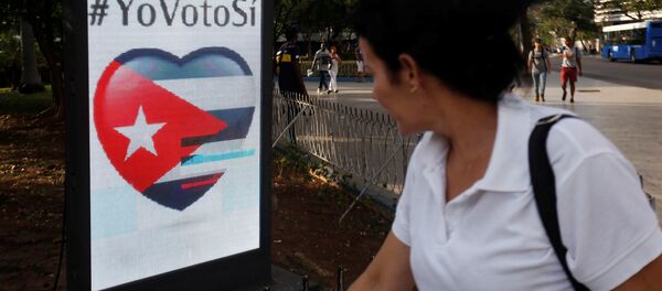 Un cartel del referéndum constitucional en Cuba - Sputnik Mundo
